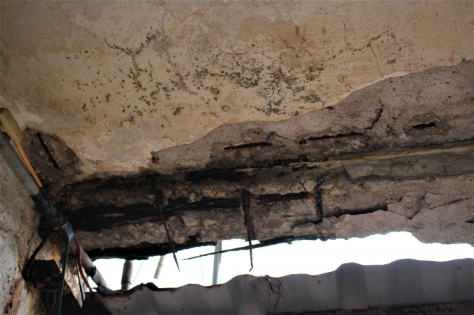 Lộ ra những cột dầm b&ecirc; t&ocirc;ng bị trơ l&otilde;i sắt hoen gỉ.