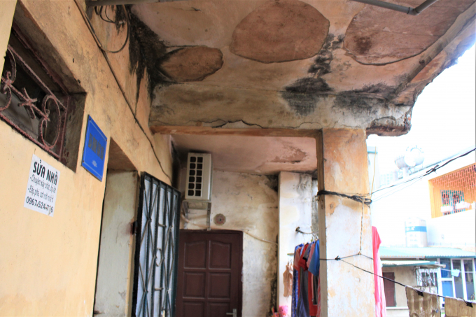 Trần nh&agrave; loang lổ c&aacute;c vết nứt vỡ