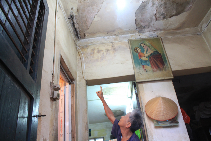 &Ocirc;ng Đ&agrave;o Gia Kh&aacute;nh, chỉ cho PV về những dầm sắt lộ ra tr&ecirc;n trần nh&agrave;&nbsp;