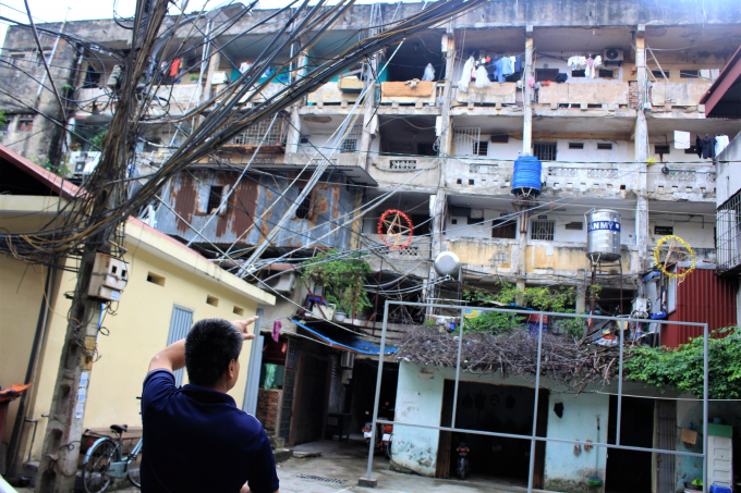 &Ocirc;ng Vũ Minh &ndash; l&agrave;m bảo vệ nhiều năm tại khu K52 cho biết t&igrave;nh trạng ẩm mốc, tường nứt, tr&aacute;t vữa rơi từng mảng xảy ra thường xuy&ecirc;n.