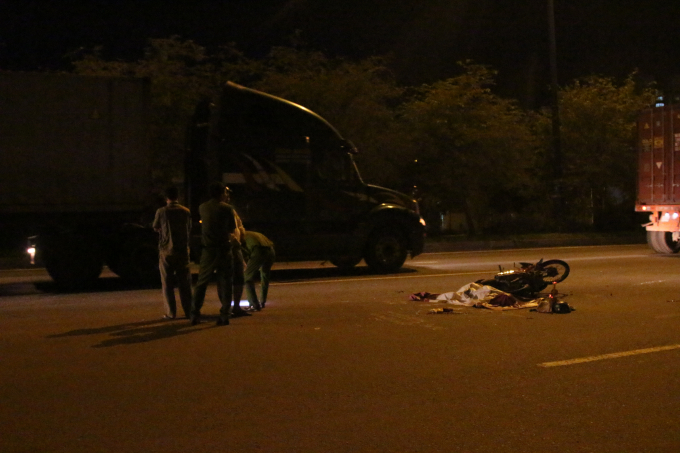 Thi thể nạn nh&acirc;n tại hiện trường.