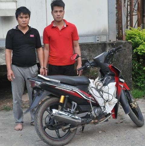 Hai đối tượng c&ugrave;ng phương tiện đi trộm ch&oacute;. (Ảnh: b&aacute;o C&ocirc;ng l&yacute;)