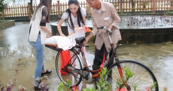 Hà Thu, Diệu Linh lặn lội mưa gió, đem quà đến sẻ chia với bà con miền Trung