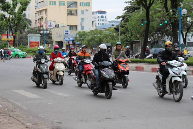 Nhiều người ra đường phải mặc &aacute;o kho&aacute;c, khăn qu&agrave;ng để đối ph&oacute; với c&aacute;i r&eacute;t đầu m&ugrave;a.