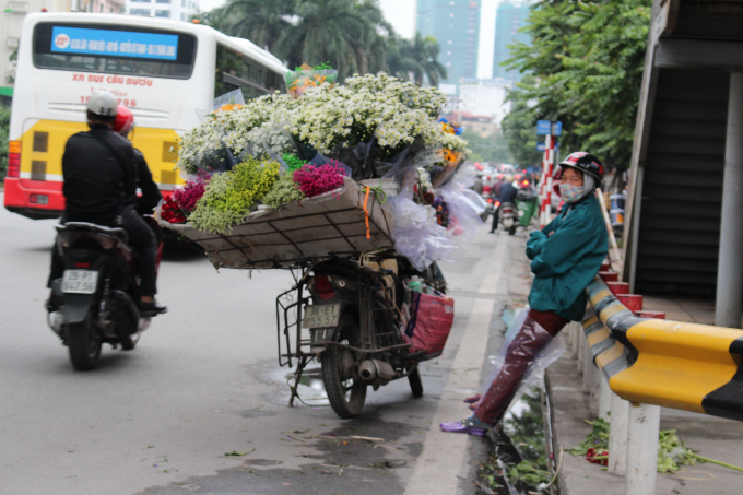 Những người b&aacute;n h&agrave;ng rong mặc nhiều loại &aacute;o để chống lại c&aacute;i lạnh đầu m&ugrave;a tr&ecirc;n đường Nguyễn Ch&iacute; Thanh.
