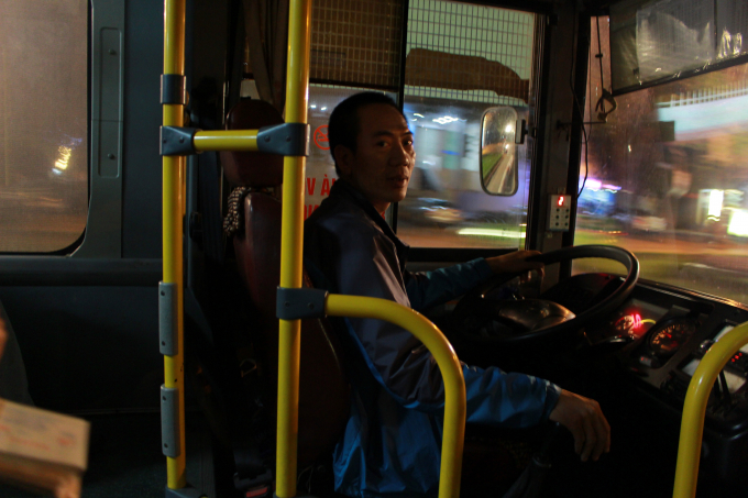 Tuy tr&ecirc;n xe bu&yacute;t ấm nhưng người l&aacute;i xe vẫn phải mặc &aacute;o kho&aacute;c để đảm bảo sức khỏe.