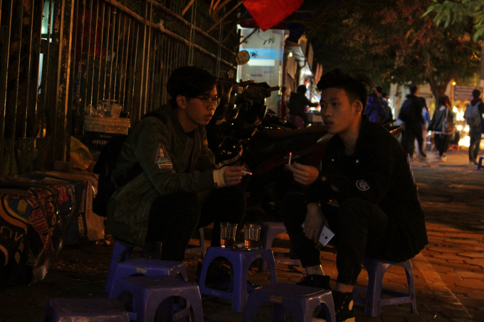 Tại c&aacute;c qu&aacute;n nước vỉa h&egrave; đa số mọi người gọi tr&agrave; n&oacute;ng để l&agrave;m ấm bụng m&igrave;nh.