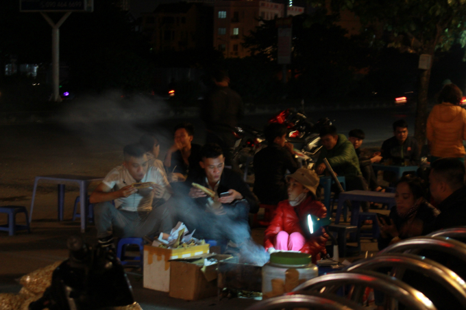 Qu&aacute;n ng&ocirc; nướng tại c&ocirc;ng vi&ecirc;n H&ograve;a B&igrave;nh.