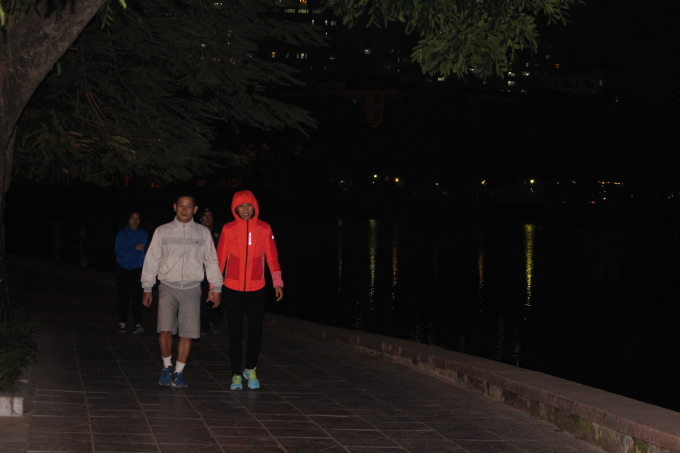 Nhiều người d&acirc;n phải mặc &aacute;o ấm khi đi tập thể dục buổi tối tại c&ocirc;ng vi&ecirc;n Nghĩa Đ&ocirc;.