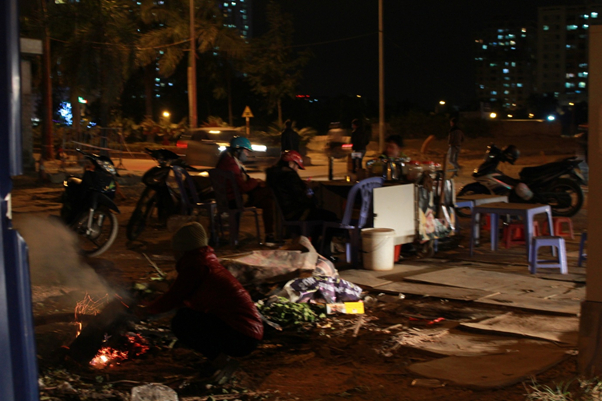 Một qu&aacute;n nước tr&ecirc;n đường Phạm Văn Đồng đốt củi sưới ấm cho kh&aacute;ch.