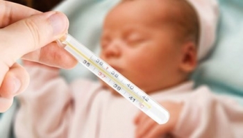 Hạ sốt cho con bằng rượu, cồn - phản tác dụng gây hại cho trẻ