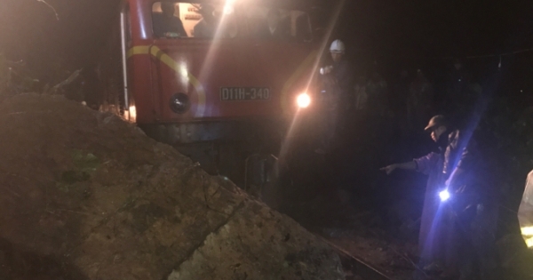 Công an Thừa Thiên Huế: Cứu nạn đoàn tàu Bắc - Nam bị mắc kẹt do lở núi trong đêm