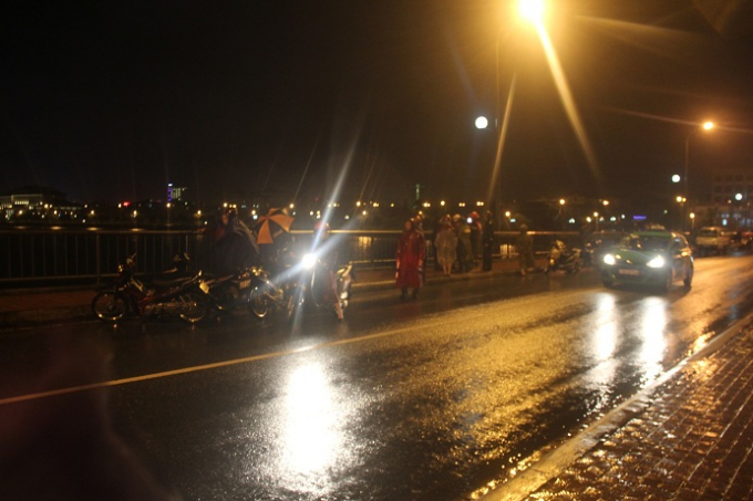 Tr&ecirc;n cầu Nhật Lệ thời điểm diễn ra sự việc.