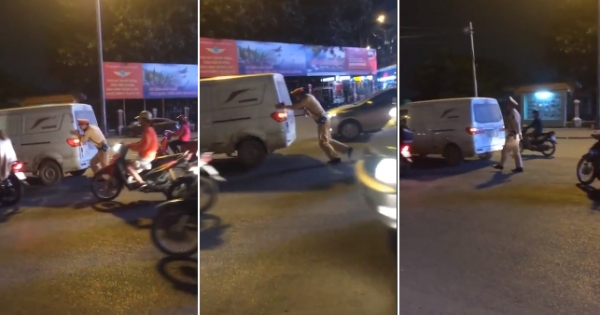 Cảnh sát giao thông còng lưng đẩy xe ô tô chết máy giữa đường