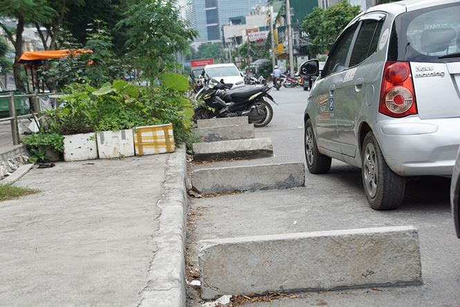 H&agrave; Nội phải chi h&agrave;ng tỷ đồng l&agrave;m đường, nhưng giờ được ngăn, đổ b&ecirc; t&ocirc;ng phục vụ cho c&aacute;c hộ kinh doanh ở khu phố nh&agrave; kh&ocirc;ng ph&eacute;p. Ảnh: Mạnh Thắng