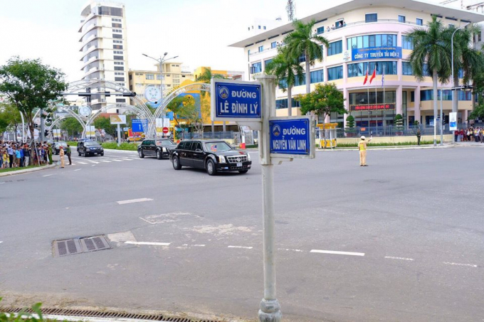 Người d&acirc;n d&ugrave; phải dừng lại cả giờ đồng hồ để nhường đường cho c&aacute;c đo&agrave;n xe nguy&ecirc;n thủ đi qua.&nbsp;