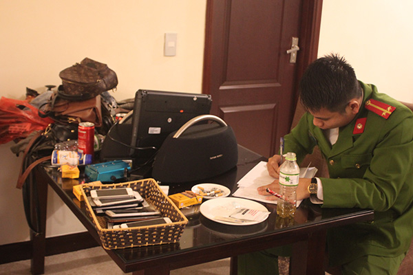 Tổ c&ocirc;ng t&aacute;c tiến h&agrave;nh thu giữ c&aacute;c tang vật li&ecirc;n quan. (Ảnh: b&aacute;o C&ocirc;ng an nh&acirc;n d&acirc;n)