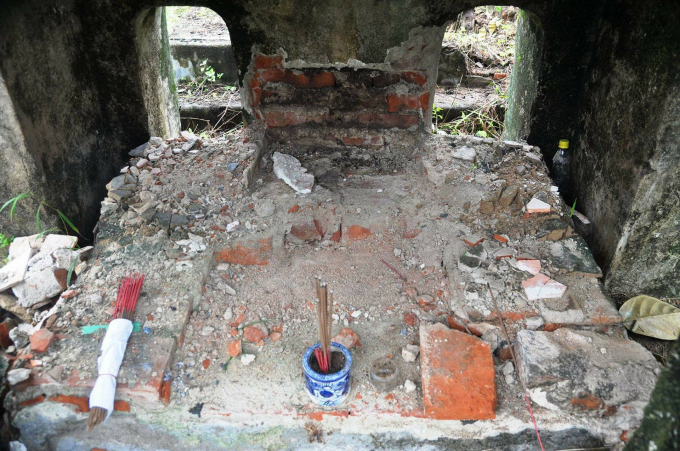 Khu đặt bia mộ bị x&acirc;m hại nghi&ecirc;m trọng.