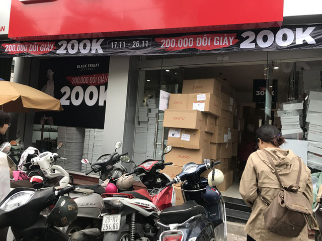 C&oacute; những cửa h&agrave;ng quyết định xả h&agrave;ng đồng gi&aacute; chỉ 200.000 đồng, &aacute;p dụng cho tất cả c&aacute;c sản phẩm b&aacute;n tại hệ thống. Cửa h&agrave;ng cũng chuẩn bị lượng h&agrave;ng lớn để phục vụ nhu cầu mua sắm của kh&aacute;ch Mức gi&aacute; giảm được đưa ra thường l&agrave; từ 50-70%.