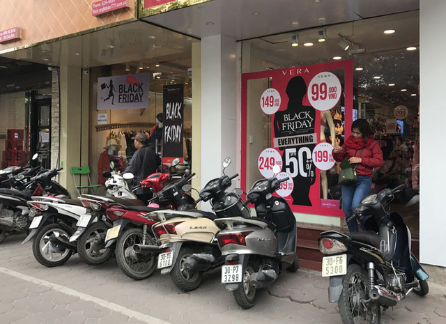 Dịp n&agrave;y, hầu hết c&aacute;c cửa h&agrave;ng thời trang, t&uacute;i x&aacute;ch, giầy d&eacute;p đều đưa ra c&aacute;c chương tr&igrave;nh giảm gi&aacute; lớn để h&uacute;t kh&aacute;ch h&agrave;ng.