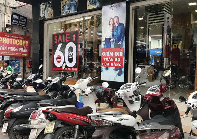 Nhờ c&oacute; những chương tr&igrave;nh giảm gi&aacute; khủng m&agrave; kh&aacute;ch tới cửa h&agrave;ng tăng đột biến.