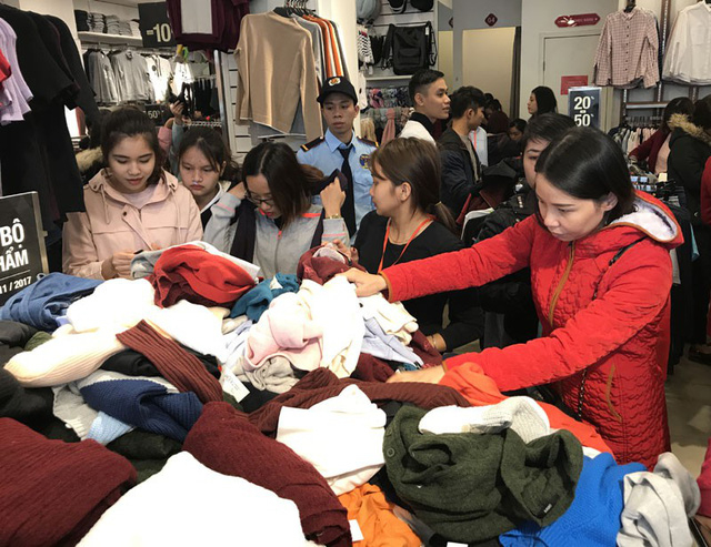 Mọi người đang cố gắng chọn cho m&igrave;nh những m&oacute;n h&agrave;ng ưng &yacute; nhất