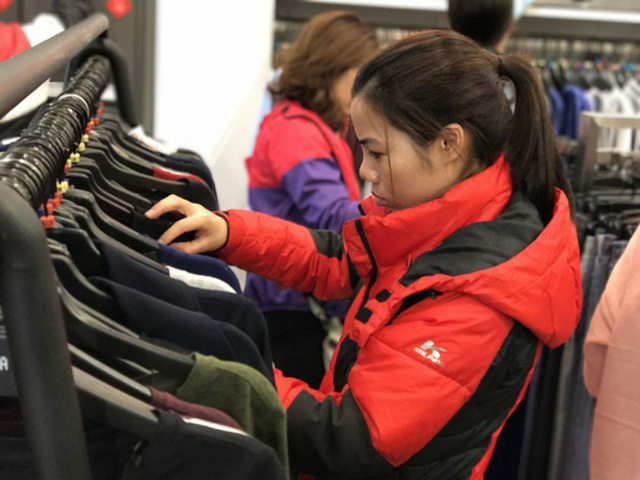 Một số kh&aacute;ch h&agrave;ng cho biết, họ ngại đi mua v&agrave;o ng&agrave;y Black Friday sẽ đ&ocirc;ng, l&uacute;c thanh to&aacute;n phải đứng xếp h&agrave;ng cả tiếng đồng hồ n&ecirc;n h&ocirc;m nay đi mua trước, song v&agrave;o c&aacute;c cửa h&agrave;ng thấy kh&aacute;ch đ&atilde; đ&ocirc;ng nghịt.