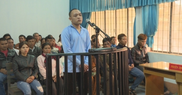 Nhậu say rồi rủ em họ ra sau vườn để hiếp dâm