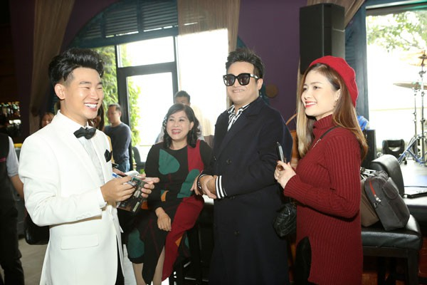 Ca sĩ Minh Qu&acirc;n đ&atilde; đề cập tới việc cấp lại thẻ h&agrave;nh nghề ca sĩ tại buổi ra mắt