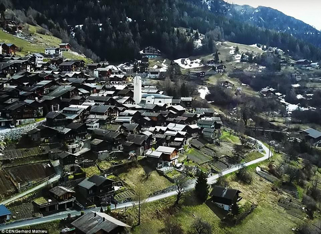 Thị trấn Albinen giờ đ&acirc;y đang chờ đợi những người dưới 45 tuổi chuyển tới sống trong rất nhiều ng&ocirc;i nh&agrave; đang bị bỏ kh&ocirc;ng, ngo&agrave;i ra, nơi đ&acirc;y cũng c&ograve;n rất nhiều đất trống nếu người mới đến muốn x&acirc;y nh&agrave; để ở.