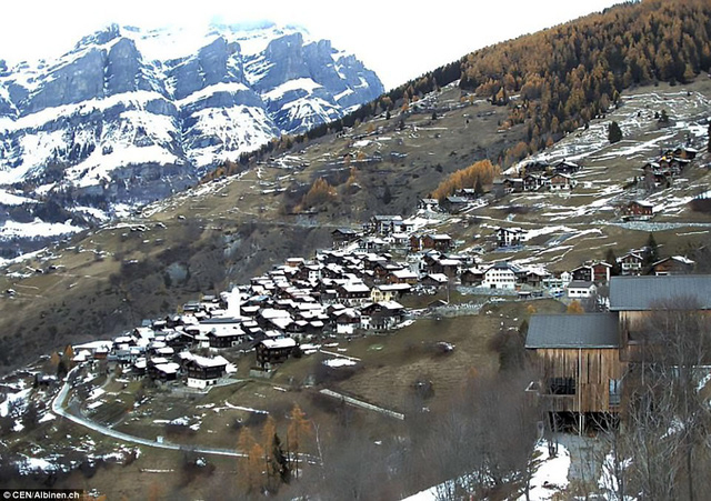 Hiện tại, nh&agrave; chức tr&aacute;ch của thị trấn Albinen đang xem x&eacute;t kế hoạch hỗ trợ kinh tế cho những gia đ&igrave;nh c&oacute; hai con nhỏ chuyển tới đ&acirc;y sinh sống, với mức hỗ trợ v&agrave;o khoảng 70.000 frăng Thụy Sĩ (tương đương 1,6 tỷ đồng).