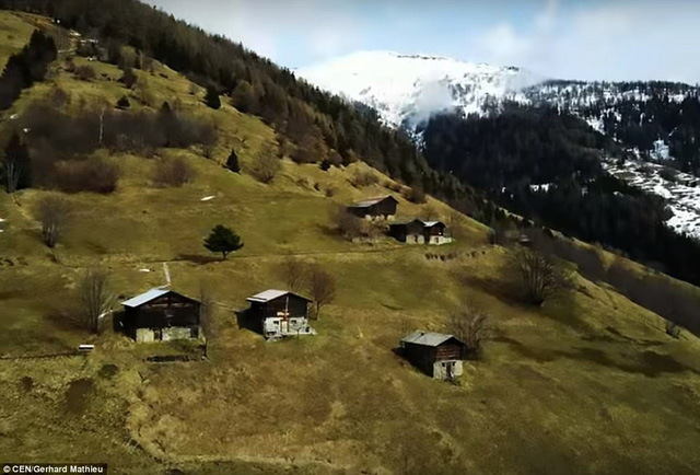 Giờ đ&acirc;y, chỉ c&ograve;n 240 người sinh sống ở Albinen, trong số đ&oacute; c&oacute; 7 trẻ nhỏ h&agrave;ng ng&agrave;y phải đi xe bu&yacute;t sang thị trấn b&ecirc;n cạnh để học do ng&ocirc;i trường của Albinen đ&atilde; bị đ&oacute;ng cửa v&igrave; c&oacute; qu&aacute; &iacute;t học sinh.