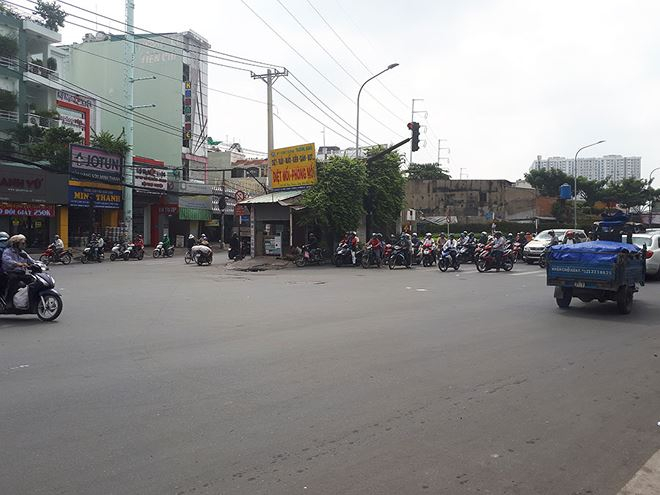 Căn nh&agrave; t&iacute; hon che khuất tầm nh&igrave;n giao th&ocirc;ng tại g&oacute;c đường &Acirc;u Cơ - Lũy B&aacute;n B&iacute;ch - Ảnh: L&ecirc; Thắng