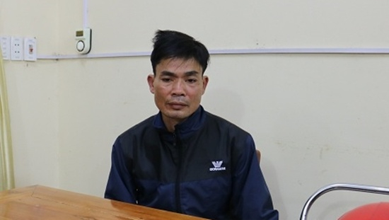 Đối tượng H&ugrave;ng tại cơ quan C&ocirc;ng an. (Ảnh: b&aacute;o C&ocirc;ng l&yacute;)