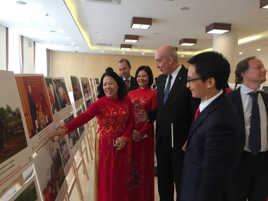 Ph&oacute; Thủ tướng Vũ Đức Đam đi thăm quan triển l&atilde;m ảnh c&aacute;c hoạt động của Hội CTĐ Việt Nam trong 60 năm gia nhập Phong tr&agrave;o. (Ảnh: B&aacute;o Nh&acirc;n đạo)