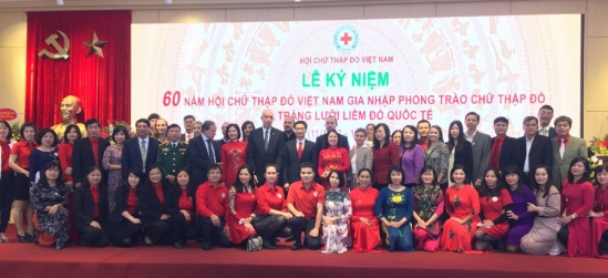 Ph&oacute; Thủ tướng Ch&iacute;nh phủ Vũ Đức Đam chụp ảnh lưu niệm c&ugrave;ng c&aacute;c đại biểu kh&aacute;ch mời, c&aacute;c l&atilde;nh đạo, c&aacute;n bộ, nh&acirc;n vi&ecirc;n T.Ư Hội. (Ảnh: B&aacute;o Nh&acirc;n đạo)