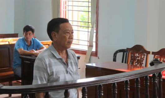 Bị c&aacute;o Nh&atilde; đứng trước v&agrave;nh m&oacute;ng ngựa.