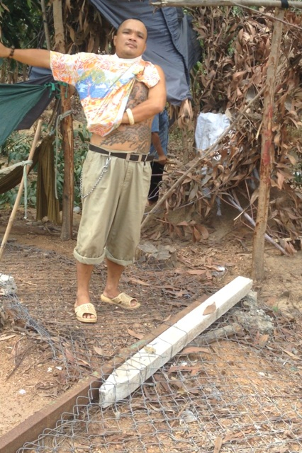 Sau khi cưỡng chế đất, xuất hiện một số người xăm trổ v&agrave;o canh g&aacute;c phần đất của b&agrave; Mai, đe dọa v&agrave; ngăn cảm gia đ&igrave;nh b&agrave; Mai.