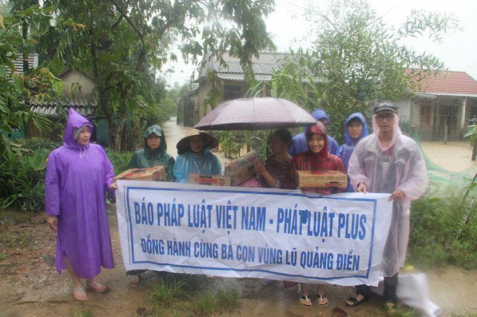 Ph&aacute;p luật Plus đồng h&agrave;nh với b&agrave; con v&ugrave;ng lũ Quảng Điền ngay trong l&uacute;c b&agrave; con đang bị &ldquo;ng&acirc;m&rdquo; trong lũ...