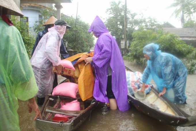 Vận chuyển qu&agrave; bằng đ&ograve;.