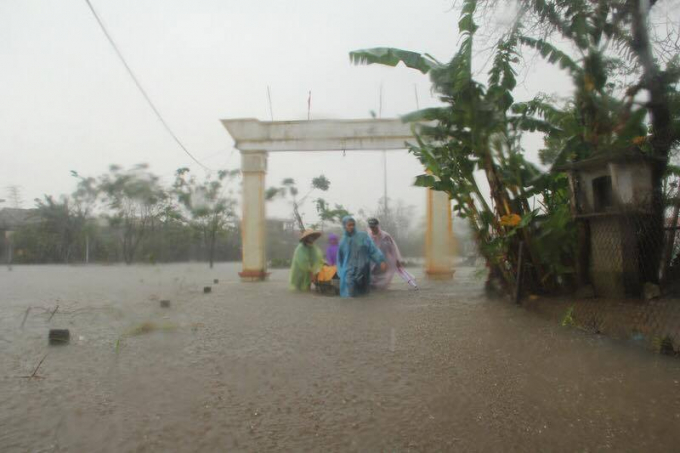 Đo&agrave;n phải vận chuyển nhiều lượt đ&ograve; mang những phần qu&agrave; đến với người d&acirc;n.