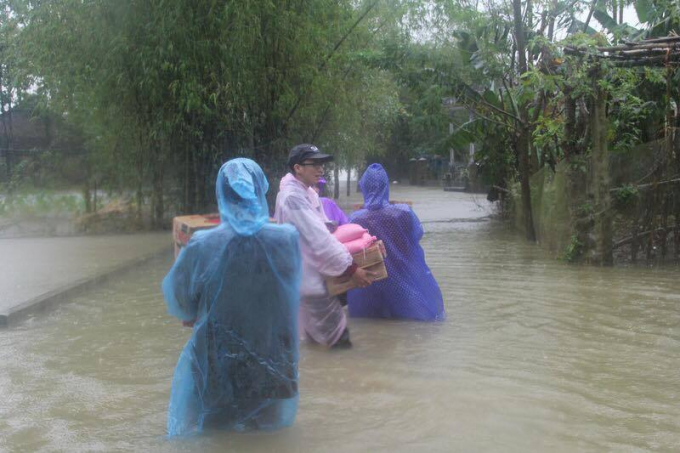 Ngo&agrave;i việc vận chuyển bằng đ&ograve; mọi người trong đo&agrave;n c&ograve;n khu&acirc;n v&aacute;c những phần qu&agrave; v&agrave;o tận nh&agrave; d&acirc;n.