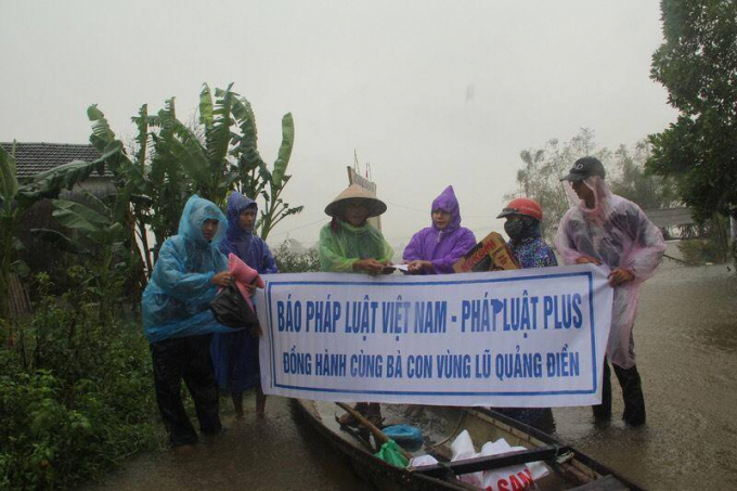 Ph&aacute;p luật Plus đồng h&agrave;nh với b&agrave; con v&ugrave;ng lũ Quảng Điền.