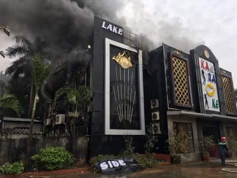 Ch&aacute;y rất lớn ở qu&aacute;n karaoke.