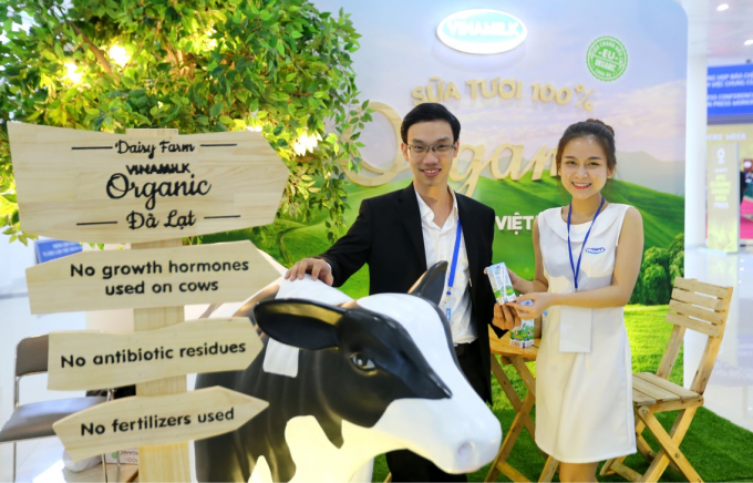 Sản phẩm &ldquo;Sữa tươi Vinamilk 100% Organic&rdquo; &ndash; từ Trang trại b&ograve; sữa Organic ti&ecirc;u chuẩn ch&acirc;u &Acirc;u đầu ti&ecirc;n tại Việt Nam v&agrave; Đ&ocirc;ng Nam &Aacute; c&oacute; mặt tại Hội nghị thượng đỉnh APEC 2017. (Ảnh: Xu&acirc;n Ph&uacute;)