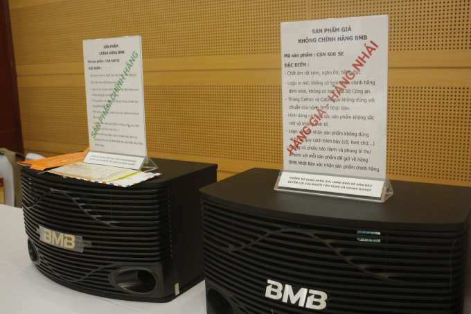 Một số mẫu h&agrave;ng giả, h&agrave;ng thật được trưng b&agrave;y tại hội thảo.