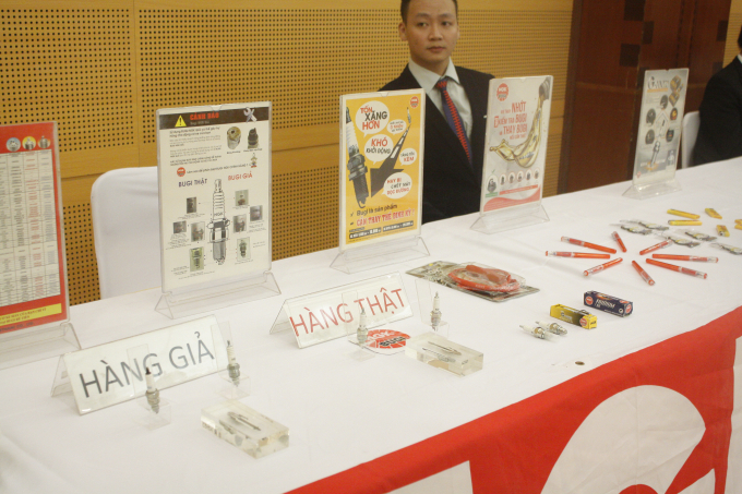 Một số vật h&agrave;ng giả, h&agrave;ng thật được trưng b&agrave;y tại buổi hội thảo.