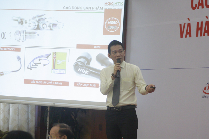 Đại diện C&ocirc;ng ty NGK chuy&ecirc;n sản xuất bugi xe gắn m&aacute;y - một trong những doanh nghiệp nhiều năm ki&ecirc;n tr&igrave; chống h&agrave;ng giả ph&aacute;t biểu tại hội thảo.