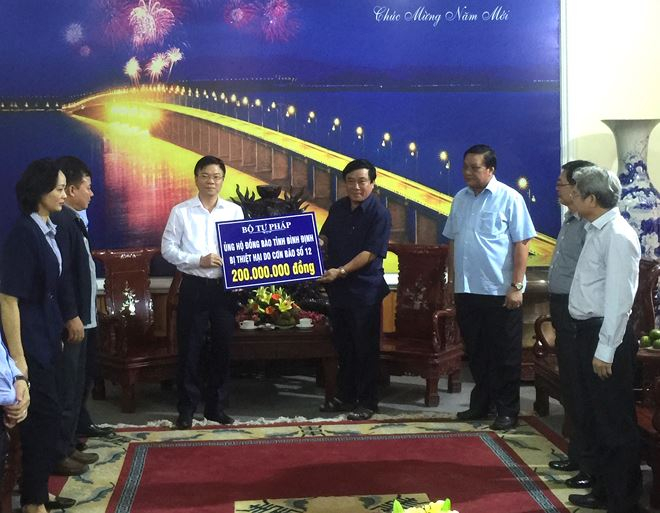 Bộ trưởng L&ecirc; Th&agrave;nh Long trao 200 triệu đồng, số tiền m&agrave; c&aacute;n bộ, c&ocirc;ng chức Bộ Tư ph&aacute;p ủng hộ nh&acirc;n d&acirc;n v&ugrave;ng lũ tỉnh B&igrave;nh Định.&nbsp;
