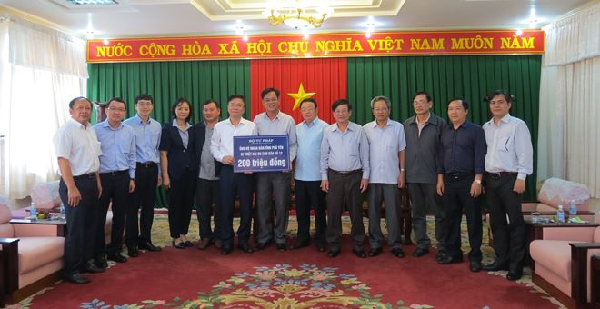 Bộ trưởng L&ecirc; Th&agrave;nh Long trao 200 triệu đồng, số tiền m&agrave; c&aacute;n bộ, c&ocirc;ng chức Bộ Tư ph&aacute;p ủng hộ nh&acirc;n d&acirc;n v&ugrave;ng lũ tỉnh Ph&uacute; Y&ecirc;n.